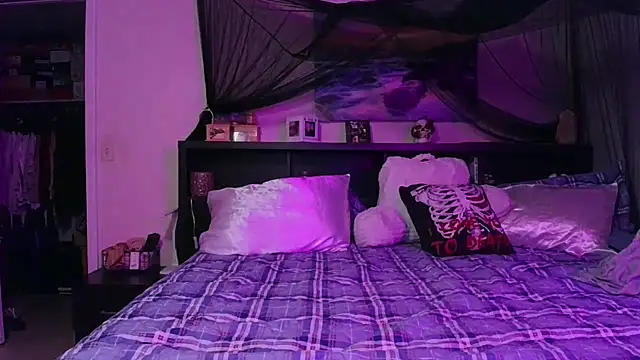 CrystalLakeXO online show from May 17, 4:23 am