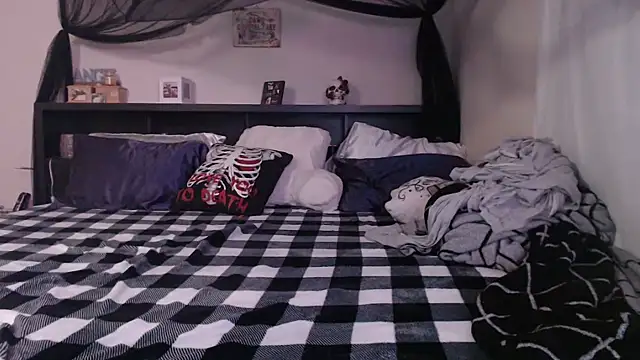 CrystalLakeXO online show from July 1, 5:52 am