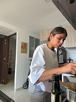 SaraParisi online show from December 3, 7:35 pm