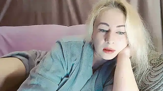 Snapshot of Olesya chatting on December 3, 3:18 am Olesya online show from December 3, 3:18 am