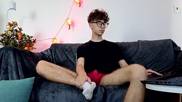 Joseph  Quinn online show from February 17, 1:36 am