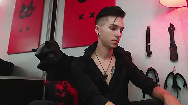 Joseph  Quinn online show from March 17, 10:06 am