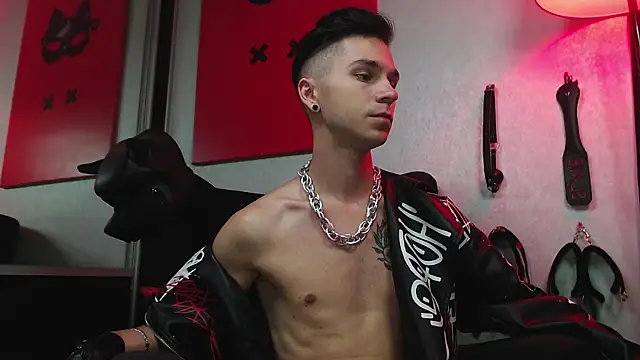 Joseph  Quinn online show from March 10, 11:12 am