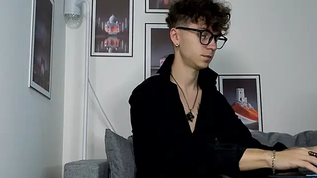 Joseph  Quinn online show from January 9, 1:34 am