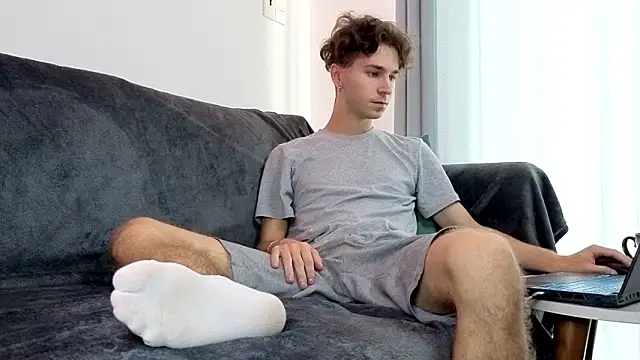 Joseph  Quinn online show from March 25, 5:29 am