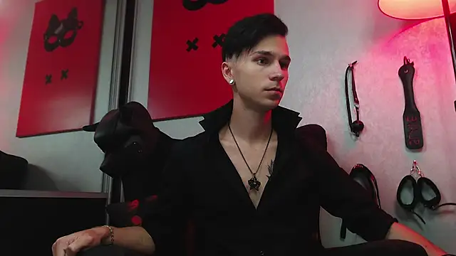 Joseph  Quinn online show from March 7, 11:18 am