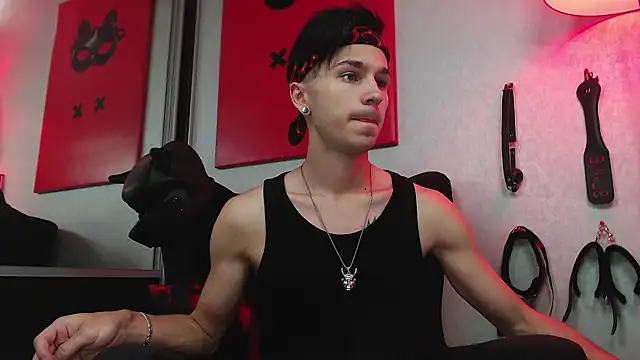 Joseph  Quinn online show from March 20, 8:53 am