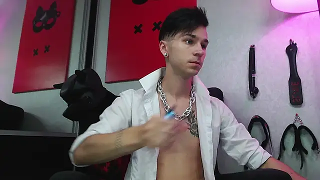 Joseph  Quinn online show from March 18, 8:06 am