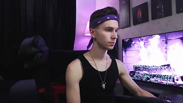 Joseph  Quinn online show from September 15, 8:37 am