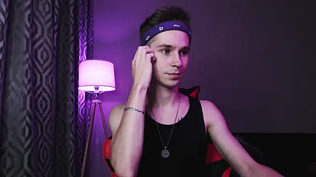 Joseph  Quinn online show from October 15, 5:10 pm