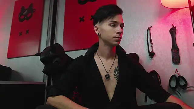 Joseph  Quinn online show from March 7, 8:13 am