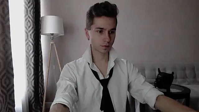 Joseph  Quinn online show from September 30, 5:02 am