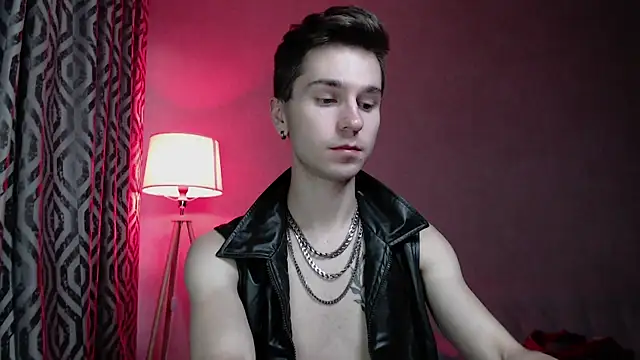 Joseph  Quinn online show from October 6, 12:28 pm