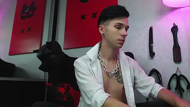 Joseph  Quinn online show from March 18, 11:11 am