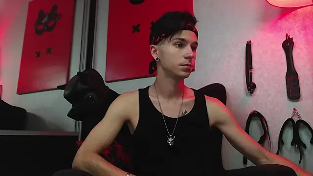 Joseph  Quinn online show from March 20, 12:00 pm