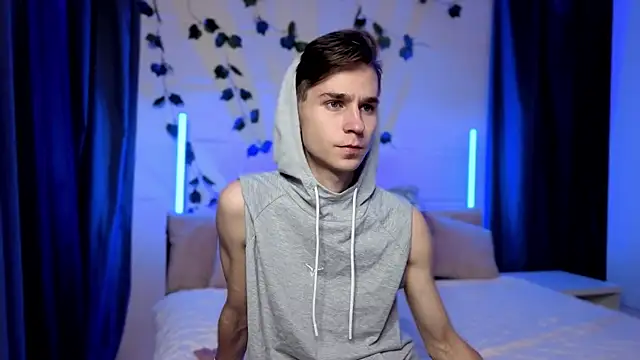 Joseph  Quinn online show from November 27, 4:07 pm