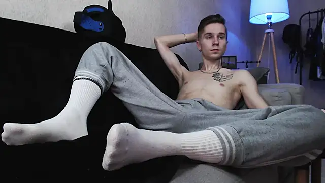 Joseph  Quinn online show from November 16, 8:08 am