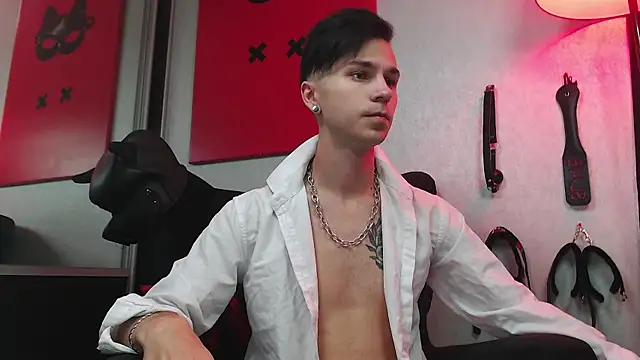 Joseph  Quinn online show from March 11, 8:19 am