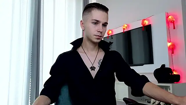 Joseph  Quinn online show from April 11, 4:31 am