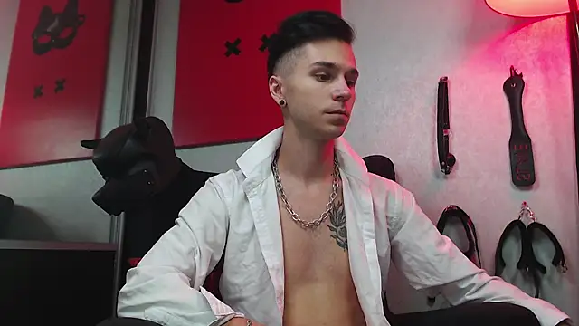 Joseph  Quinn online show from March 11, 11:23 am