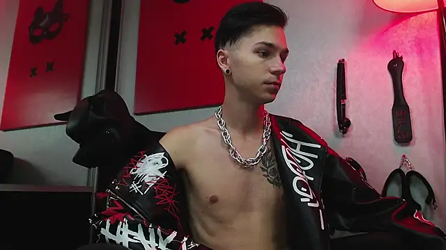 Joseph  Quinn online show from March 10, 8:06 am