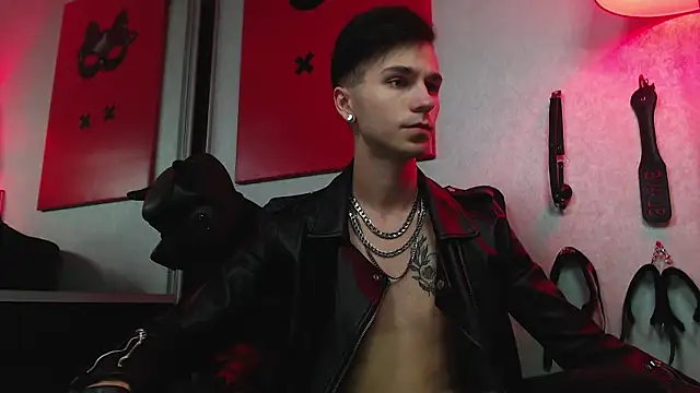 Joseph  Quinn online show from March 21, 7:33 am