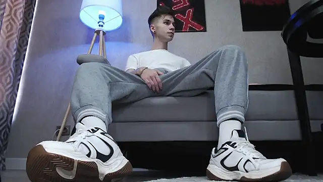 Joseph  Quinn online show from November 12, 5:22 am