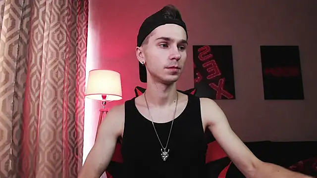 Joseph  Quinn online show from October 18, 8:27 am