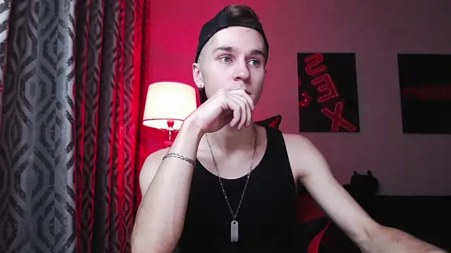 Joseph  Quinn online show from November 30, 11:44 am