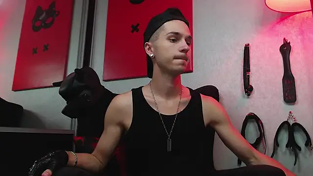 Joseph  Quinn online show from March 16, 12:11 pm