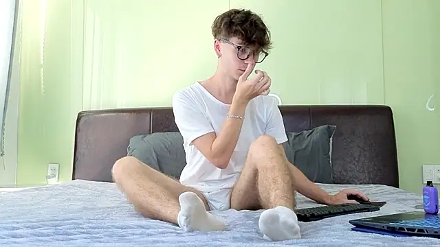 Joseph  Quinn online show from February 23, 2:02 am