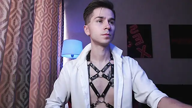 Joseph  Quinn online show from October 22, 4:01 am