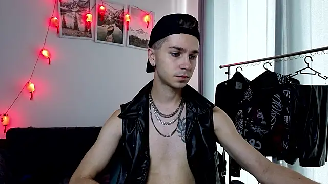 Joseph  Quinn online show from March 11, 4:06 am