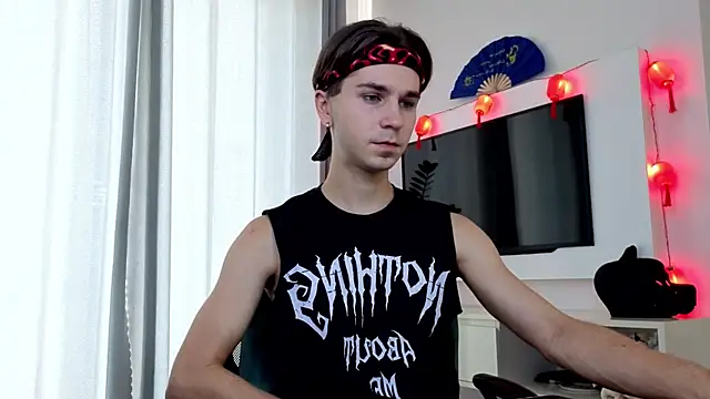 Joseph  Quinn online show from April 10, 1:23 am