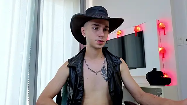 Joseph  Quinn online show from April 12, 1:09 am