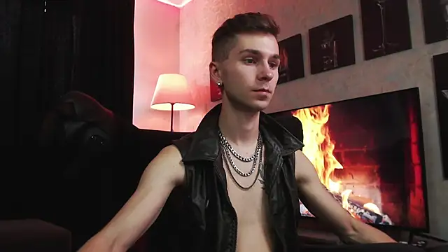 Joseph  Quinn online show from September 14, 11:43 am