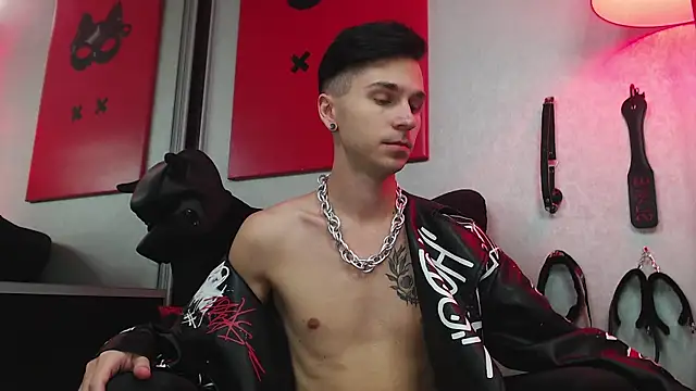 Joseph  Quinn online show from March 15, 11:08 am