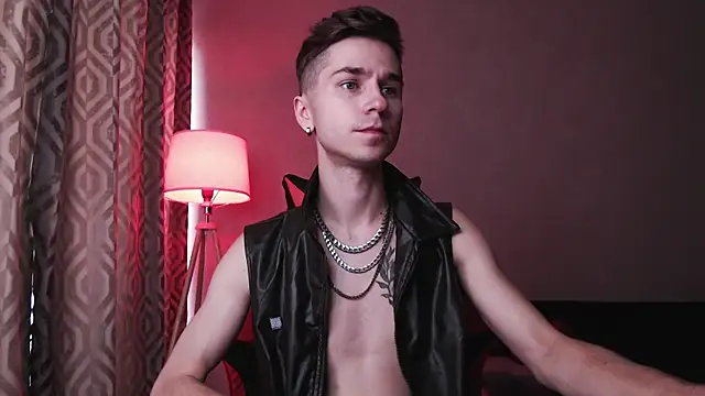 Joseph  Quinn online show from October 13, 7:10 am