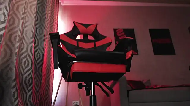 Joseph  Quinn online show from October 31, 5:04 am