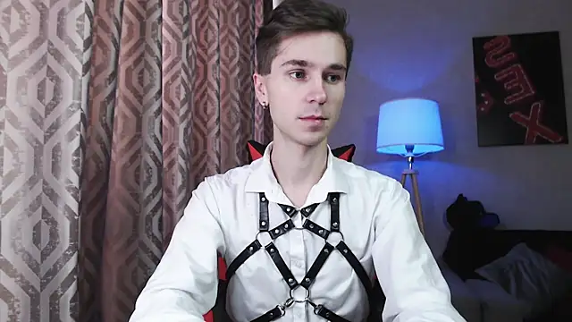 Joseph  Quinn online show from November 7, 5:34 am