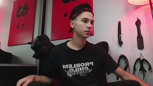 Joseph  Quinn online show from March 22, 8:40 am