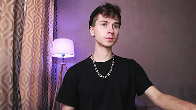 Joseph  Quinn online show from October 8, 4:03 am