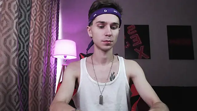 Joseph  Quinn online show from October 25, 6:23 am