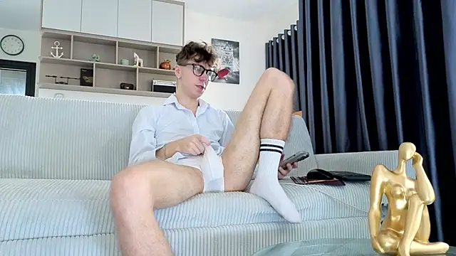 Joseph  Quinn online show from December 20, 7:22 am