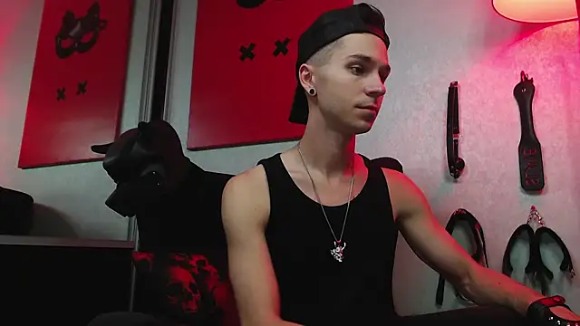 Joseph  Quinn online show from March 14, 9:03 am