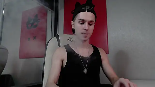 Joseph  Quinn online show from September 20, 12:43 pm