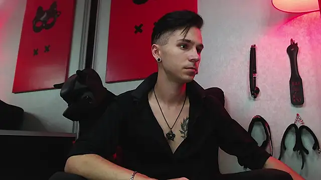 Joseph  Quinn online show from March 17, 1:08 pm