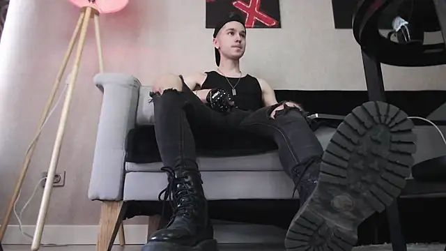 Joseph  Quinn online show from December 2, 7:32 am