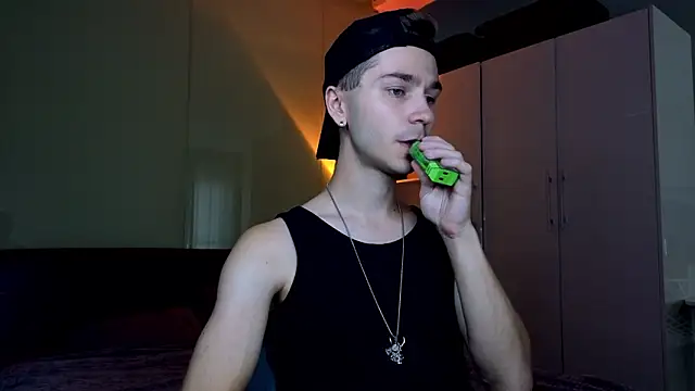 Joseph  Quinn online show from February 26, 6:35 am