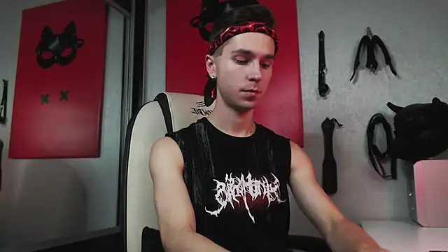 Joseph  Quinn online show from September 19, 8:51 am